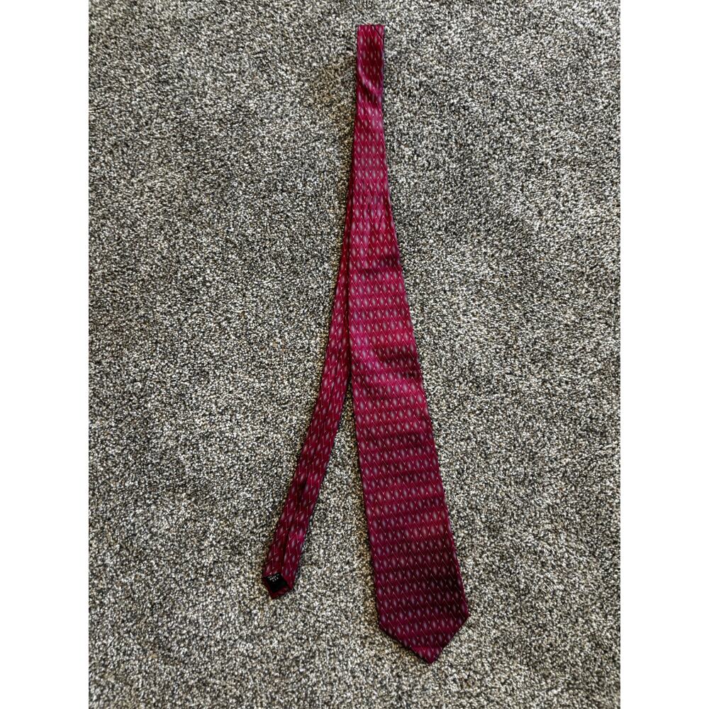 This pure silk necktie is from the Italian designer Bruno Piattelli